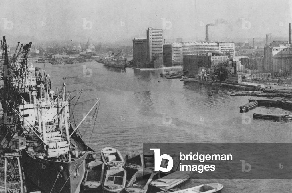 London: The Victoria Docks (b/w photo)