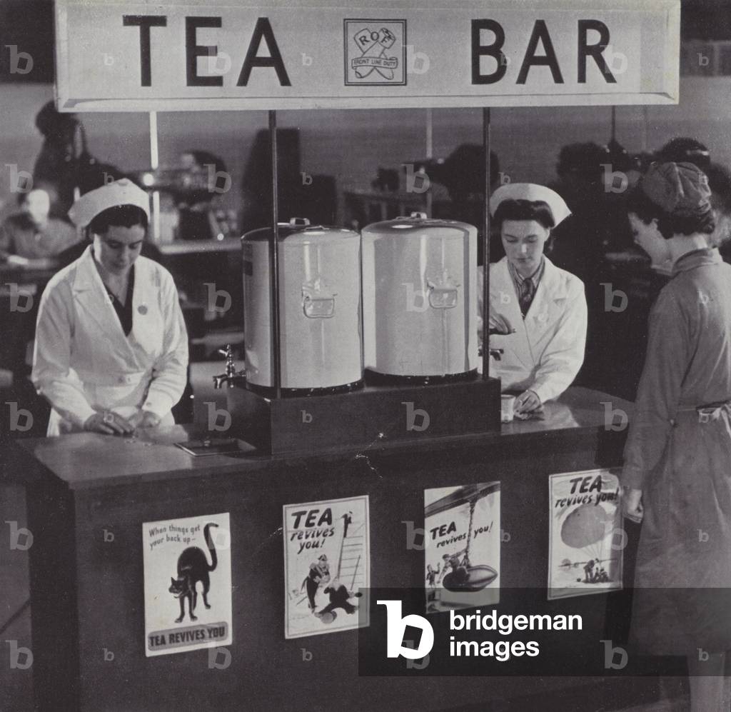Tea for the workers, WW2 (b/w photo)