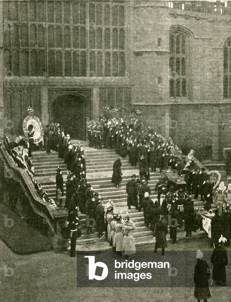 Carrying the coffin into St George's Chapel, Windsor (b/w photo)