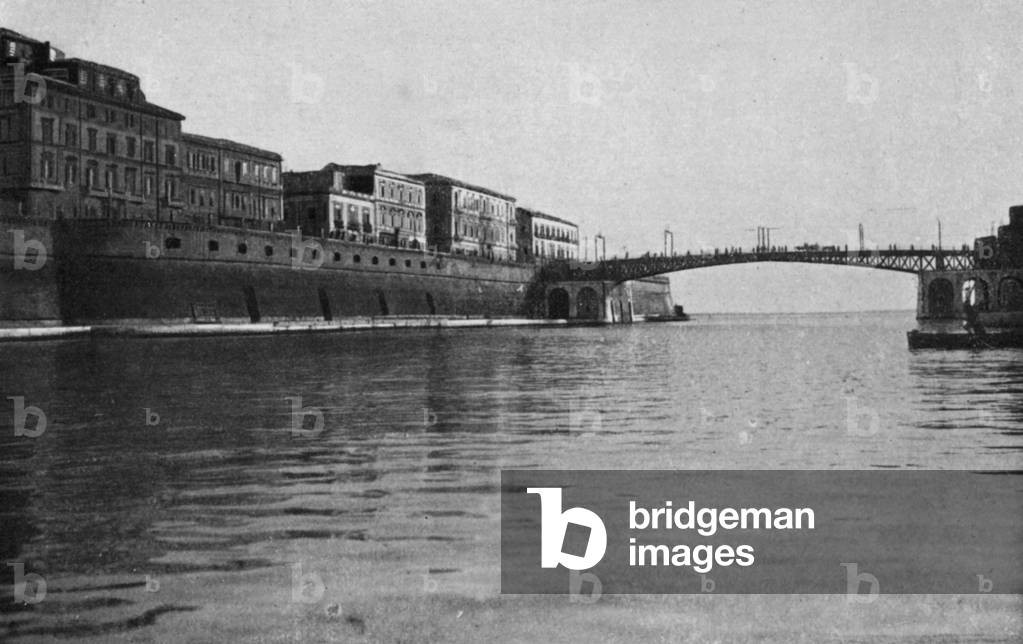 Taranto, Ponte girevole chiuso (b/w photo)