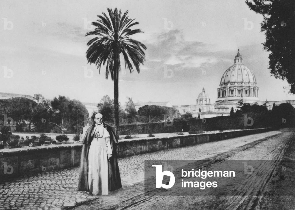Roma / Rome: I giardini del Vaticano, Sua Santita al Passeggio (b/w photo)