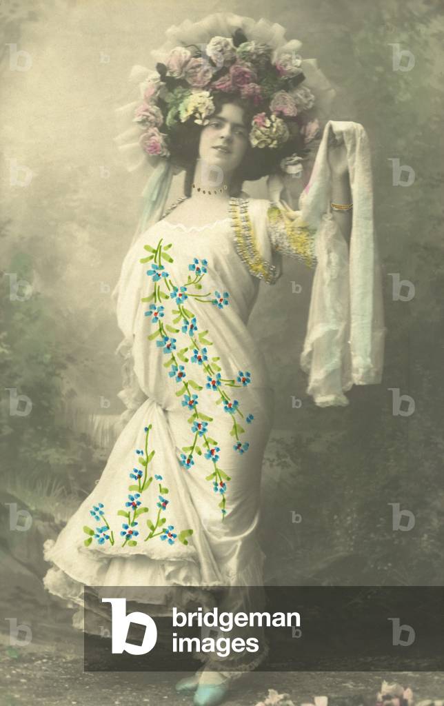 Woman with a headdress of flowers (photo)