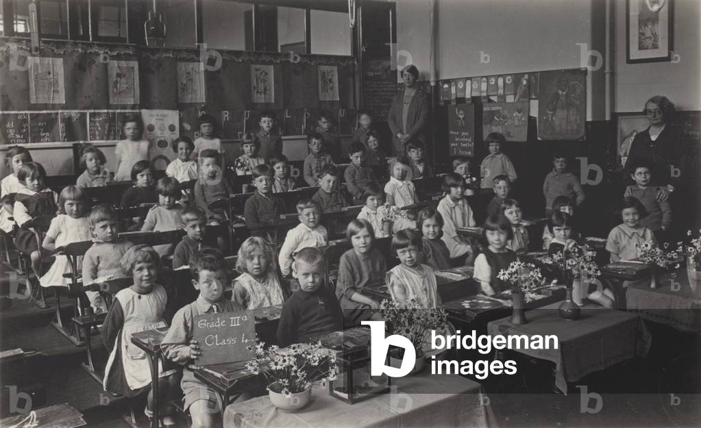 Group of schoolchildren (b/w photo)
