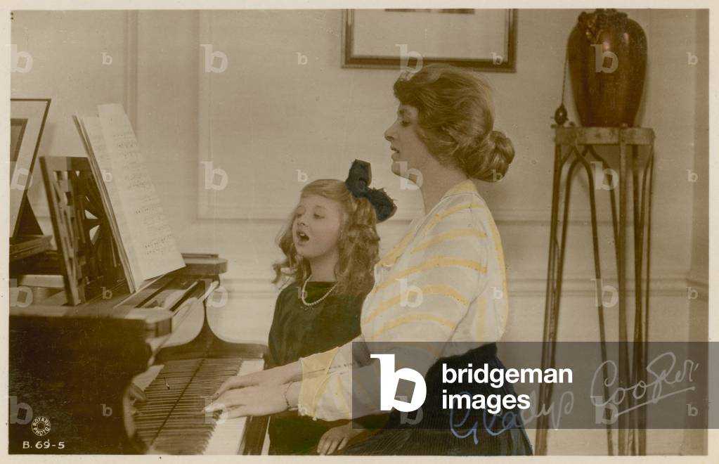 Gladys Cooper and girl at piano (photo)