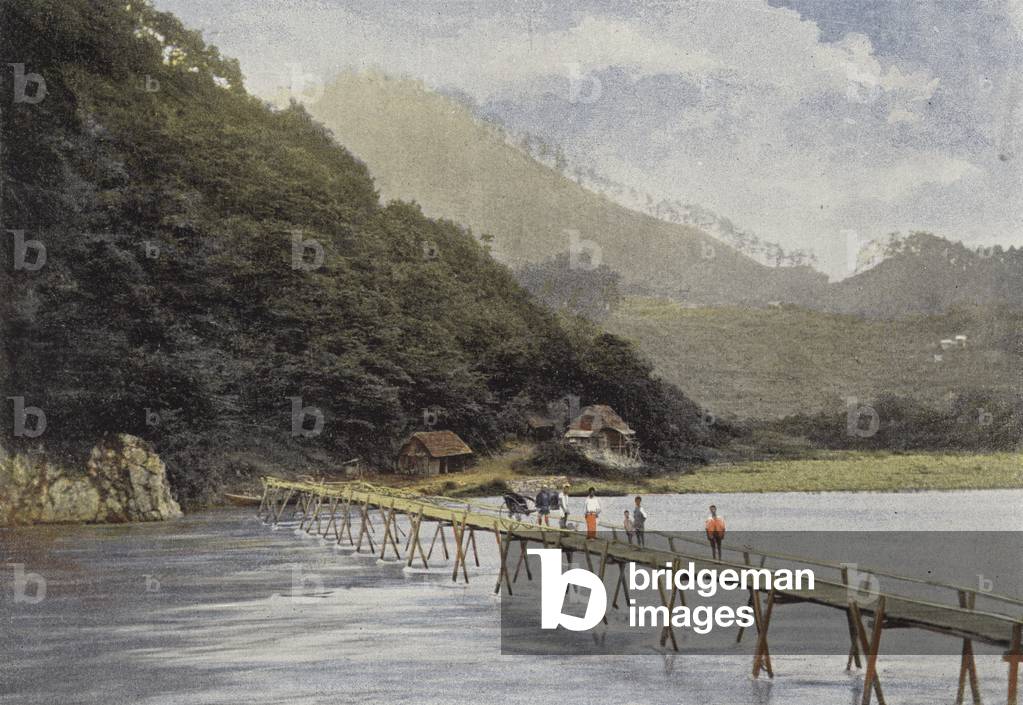 Passerelle Sur La Riviere D'Arakawa Dans La Presqu'ile De Sagami (colour photo)