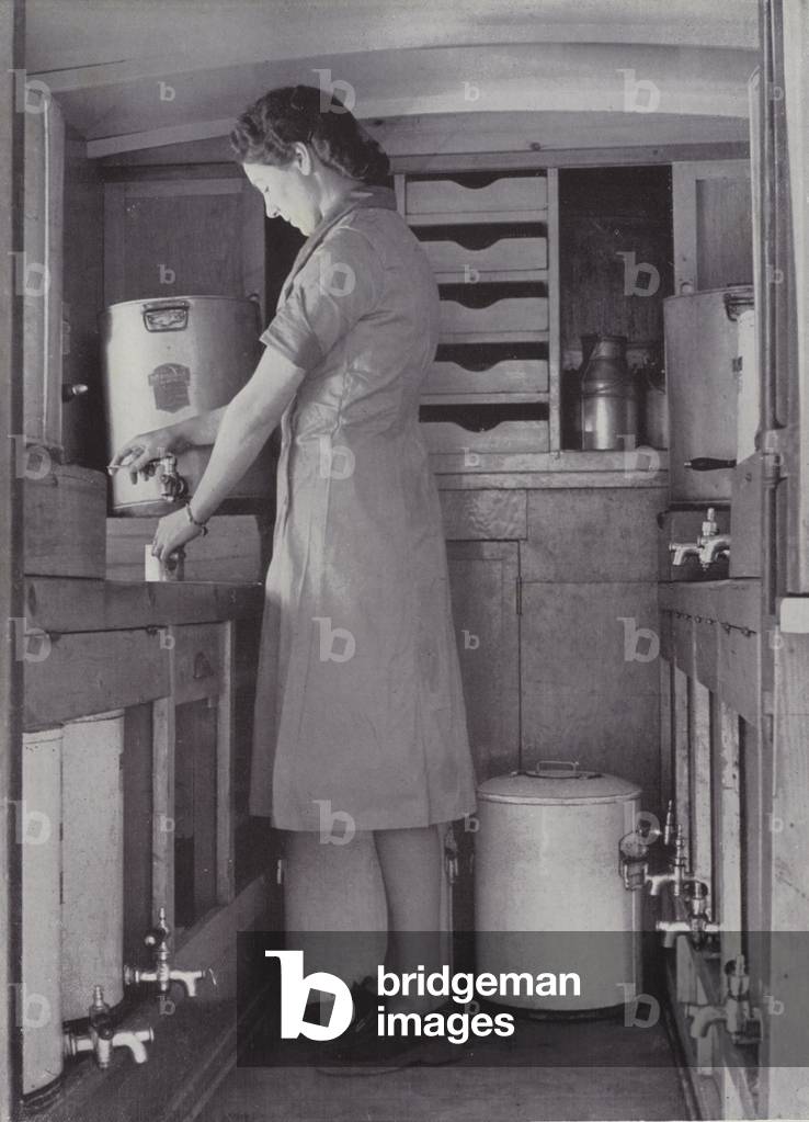 Tea for the workers, WW2 (b/w photo)