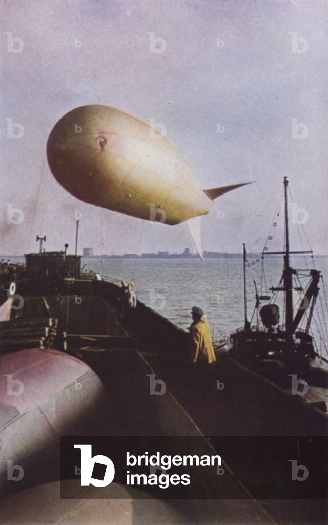 British barrage balloon protecting a ship, World War II, 1939-1945 (photo)