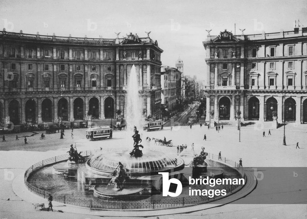 Roma / Rome: Via Nazionale e Piazza Termini con la Fontana delle Naiadi (b/w photo)