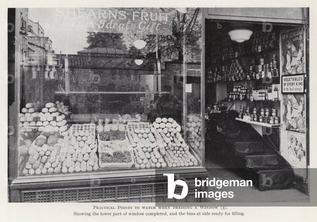 Practical points to watch when dressing a window (b/w photo)