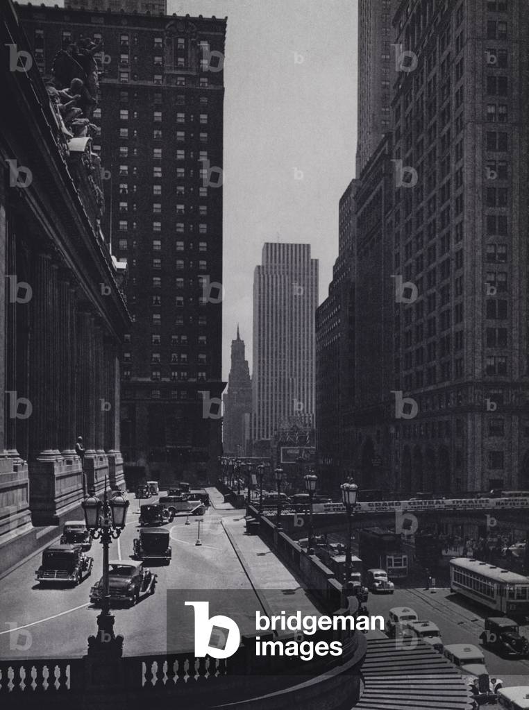 Manhattan: South facade of New York Grand Central Building (b/w photo)