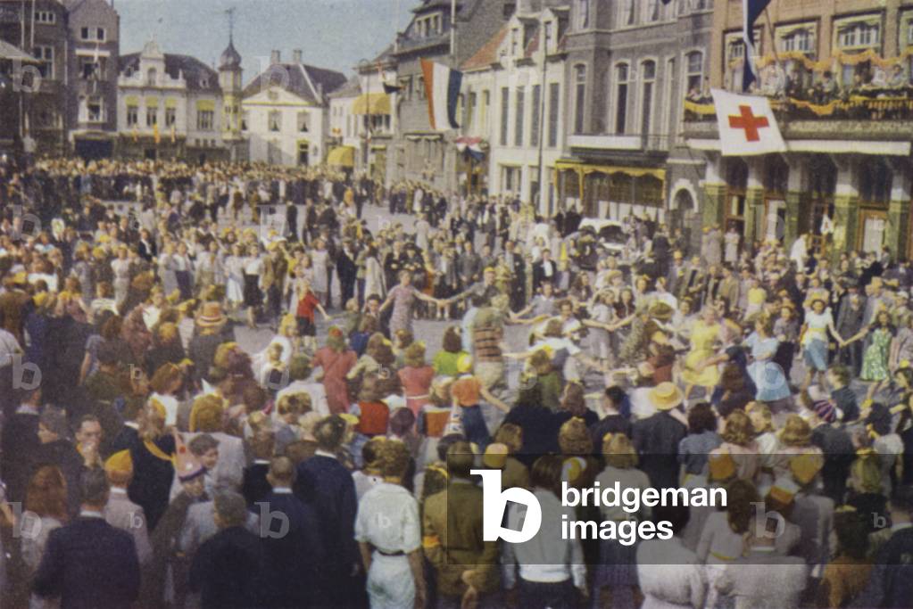 Crowds on the streets of Eindhoven, Netherlands, celebrating their liberation by British troops, World War II, September 1944 (photo)