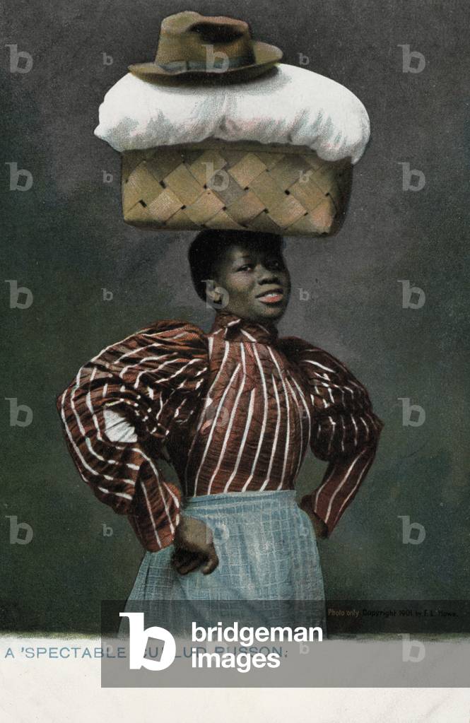 Black girl with a basket of linen, topped by a hat, on her head (photo)
