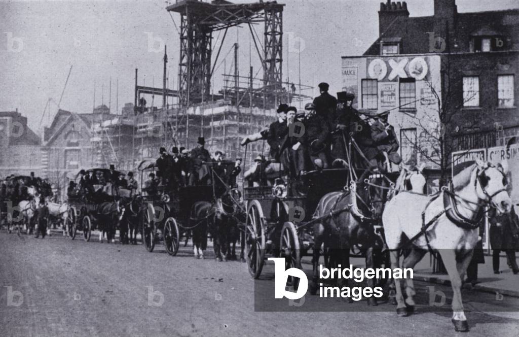 Outing for London workers, 1906 (b/w photo)