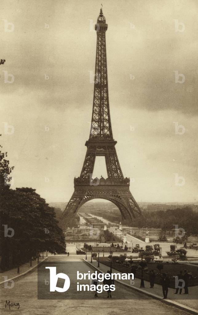 Paris: La Tour Eiffel (b/w photo)