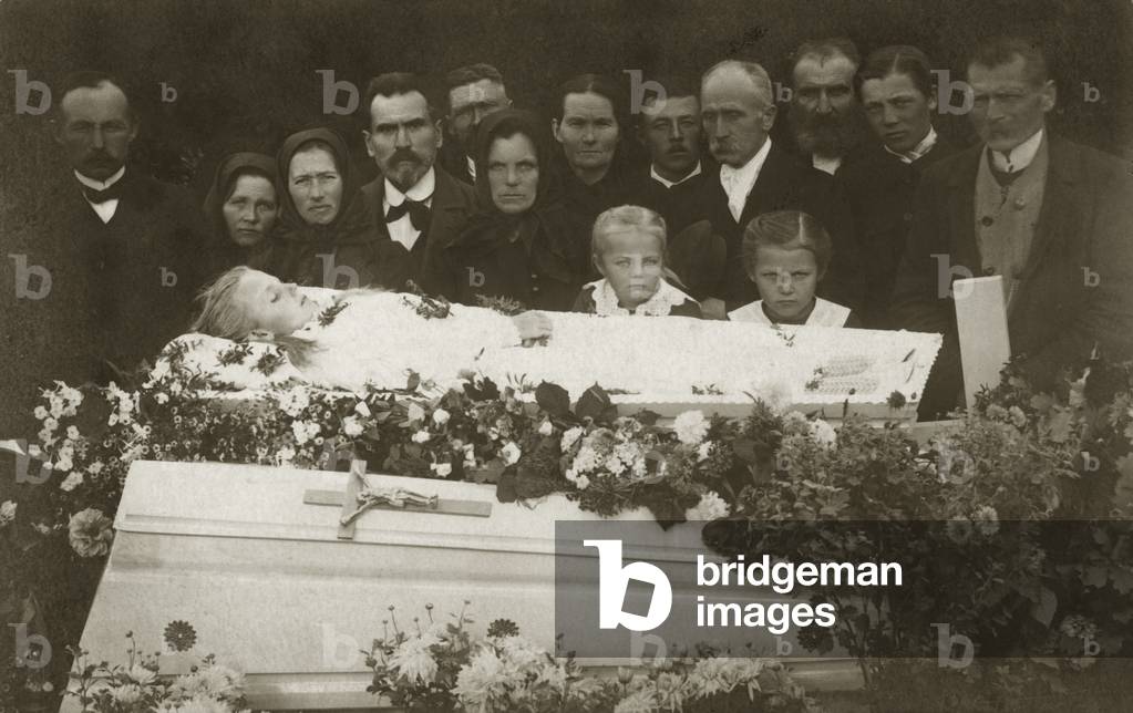 Death of a young girl (b/w photo)