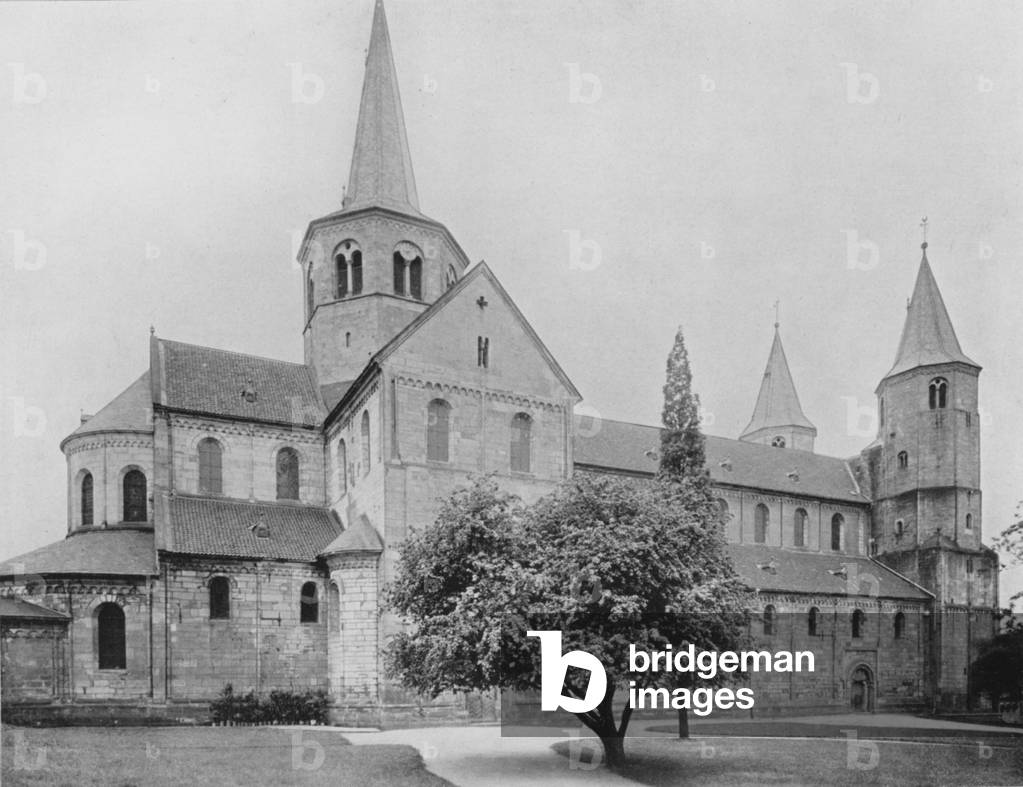 Godehardikirche (b/w photo)