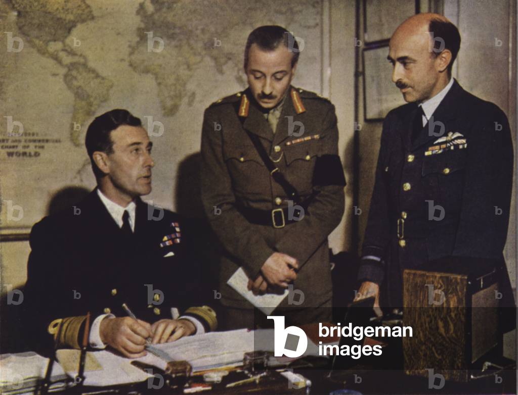 British Vice-Admiral Lord Louis Mountbatten with his staff at Combined Operations Headquarters, World War II, 1942-1943 (photo)