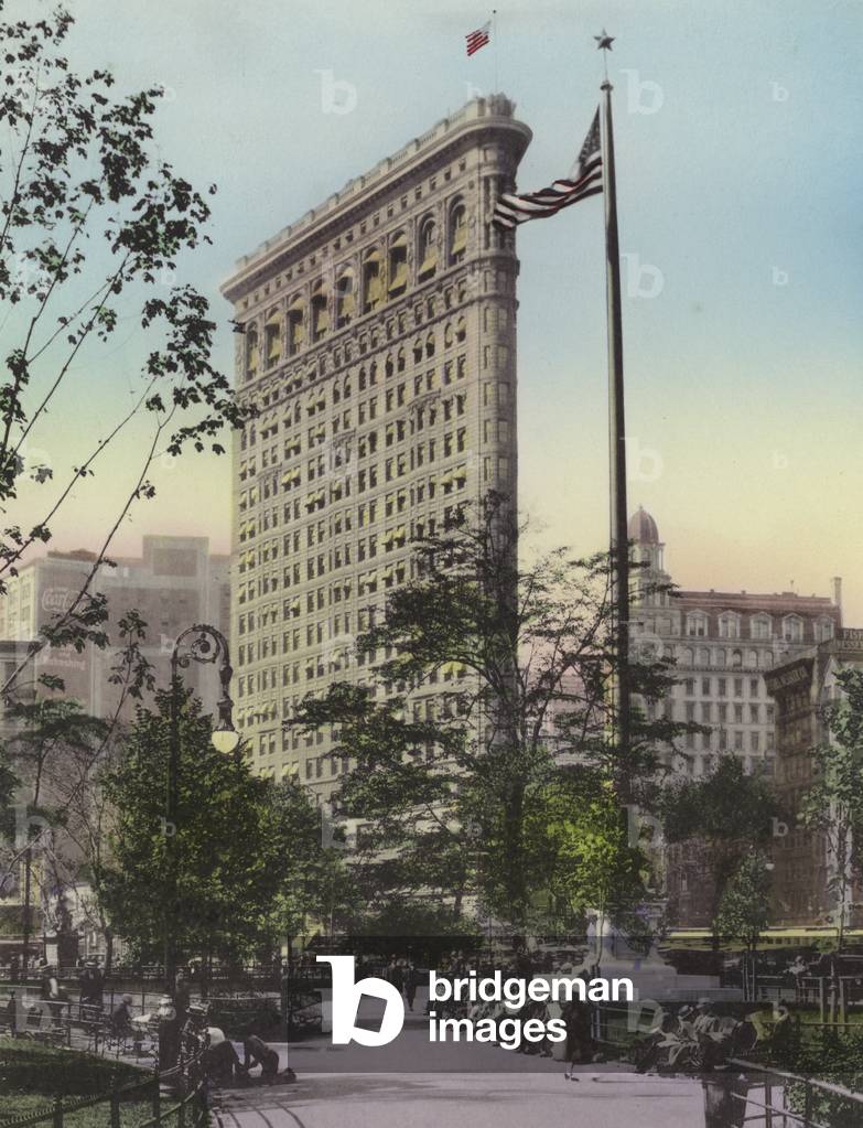 New York: Fuller (Flatiron) Building, from Madison Square (photo)
