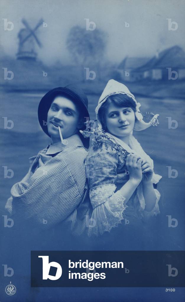 Dutch couple with a pipe and flowers (photo)