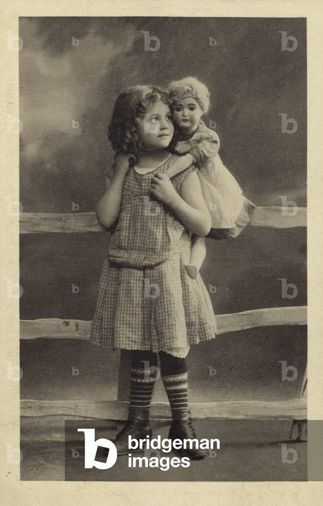 Girl with her doll (photo)