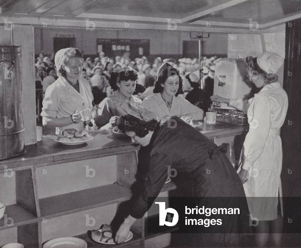 Tea for the workers, WW2 (b/w photo)