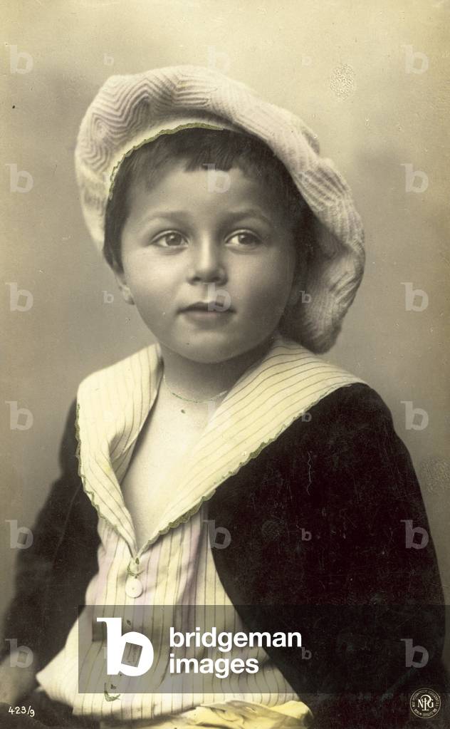 Cute boy in floppy hat (b/w photo)