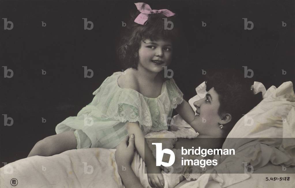 Little girl and her mother (photo)