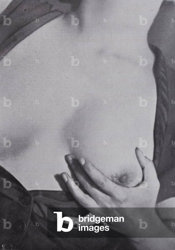 U külotlarini it uslubida qindan uzoqlashtirdi.