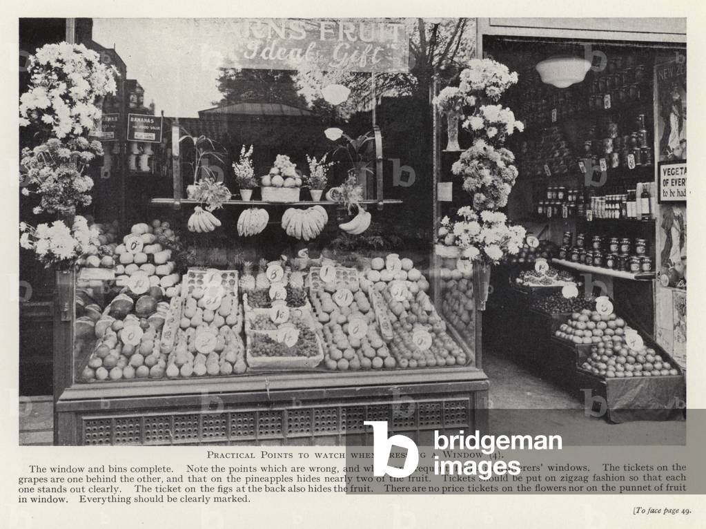 Practical points to watch when dressing a window (b/w photo)