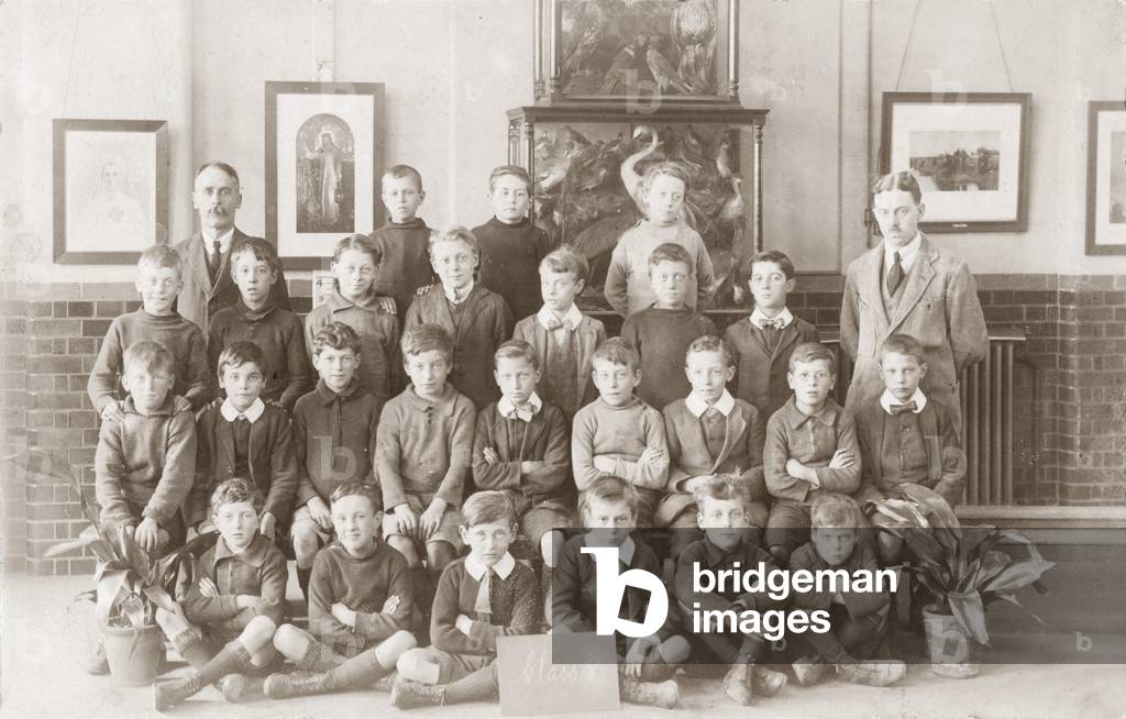 Group of schoolchildren (b/w photo)