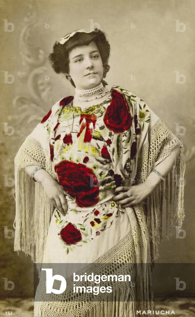 Woman in Spanish shawl (photo)