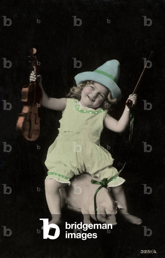 Little girl with a pig (photo)