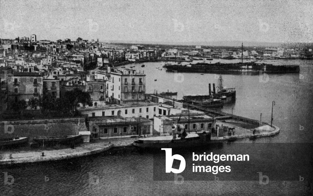 Taranto, Panorama Citta vecchia (b/w photo)