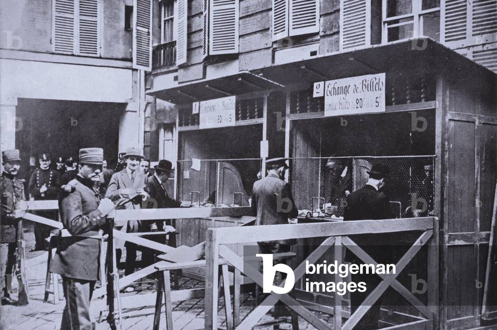 People queueing at a bank in Paris wanting to exchange banknotes for gold after the outbreak of the First World War, July 1914 (b/w photo)