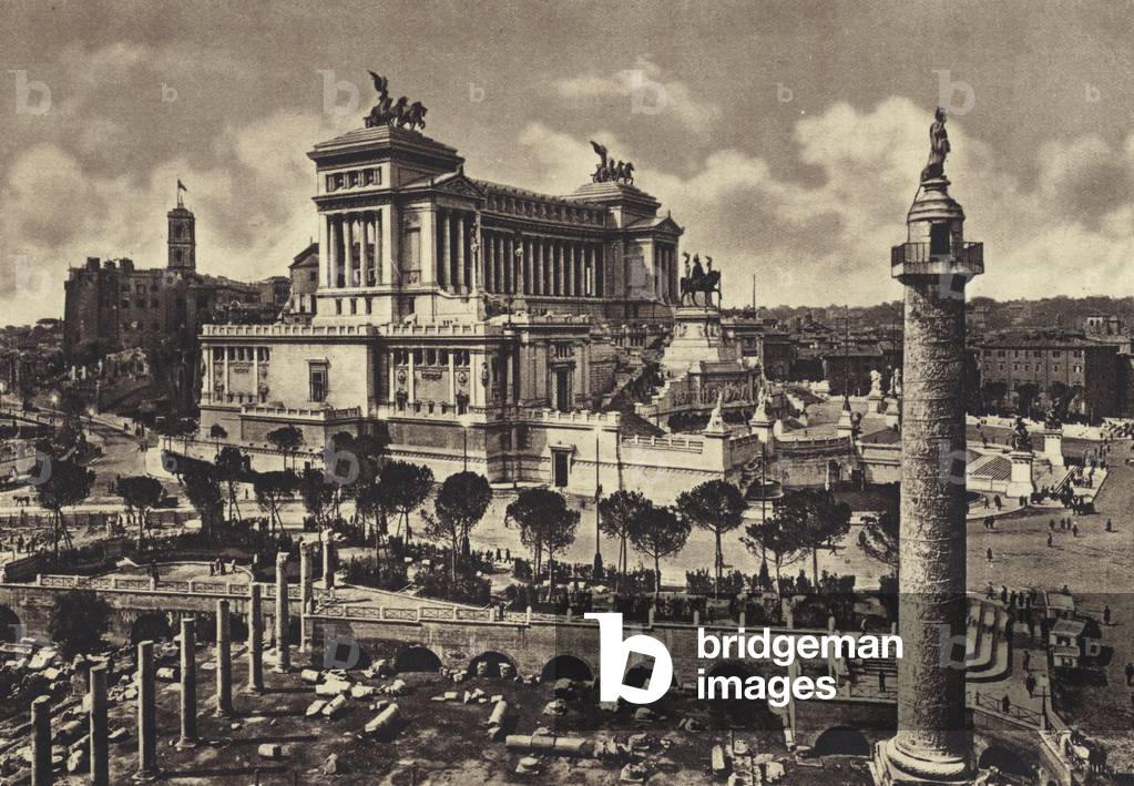 Roma: Monumenfo a Vittorio Emanuele II e il Foro Traiano (b/w photo)