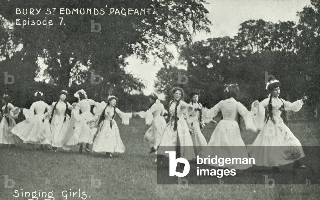 Singing girls (b/w photo)