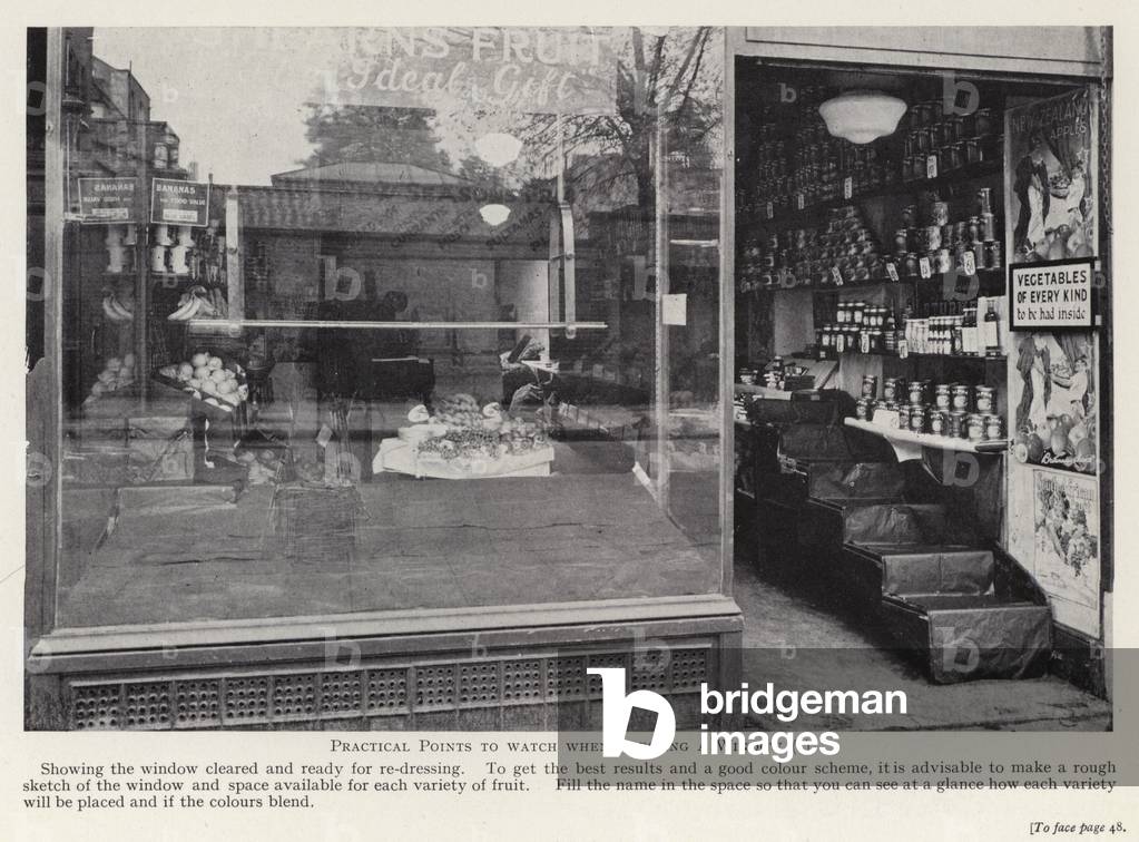 Practical points to watch when dressing a window (b/w photo)