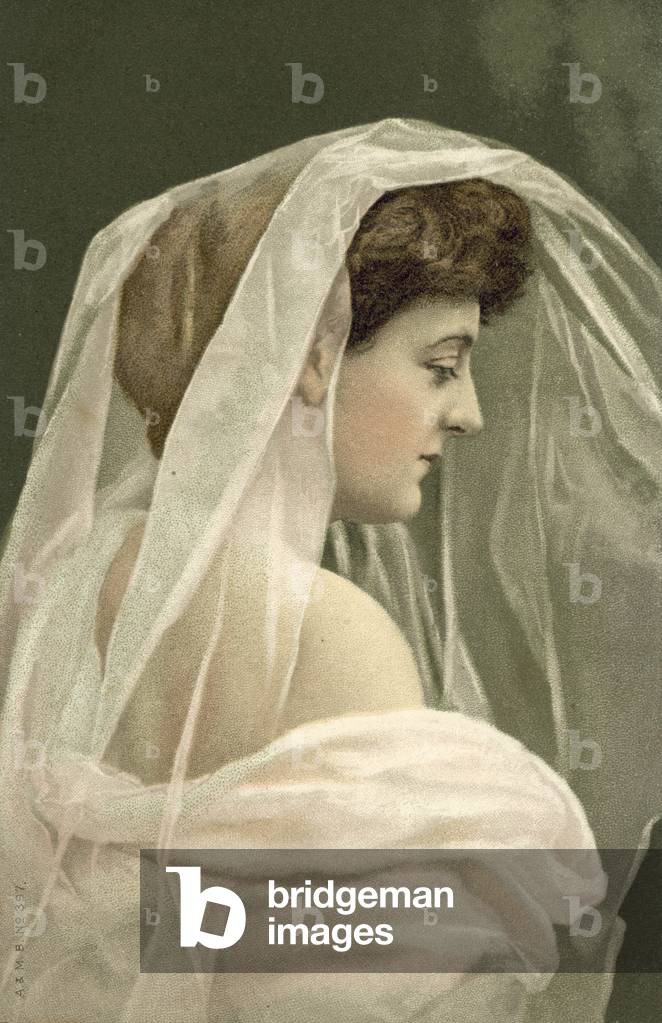 Hooded woman (photo)