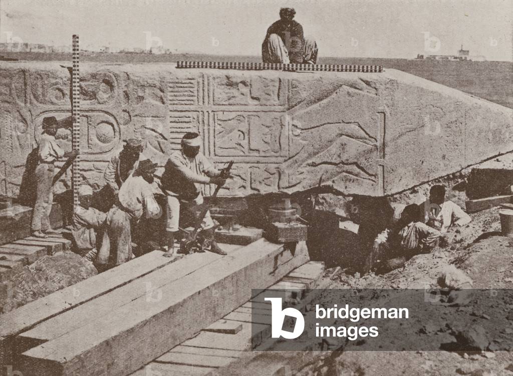 Prising up Cleopatras Needle with jacks (b/w photo)