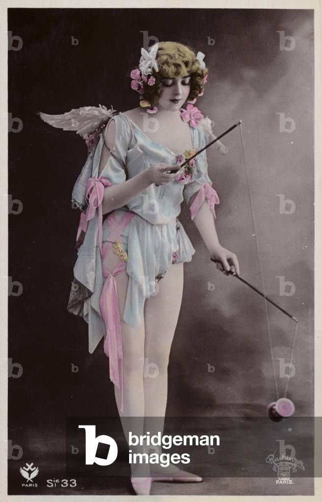 Girl playing with diabolo (photo)