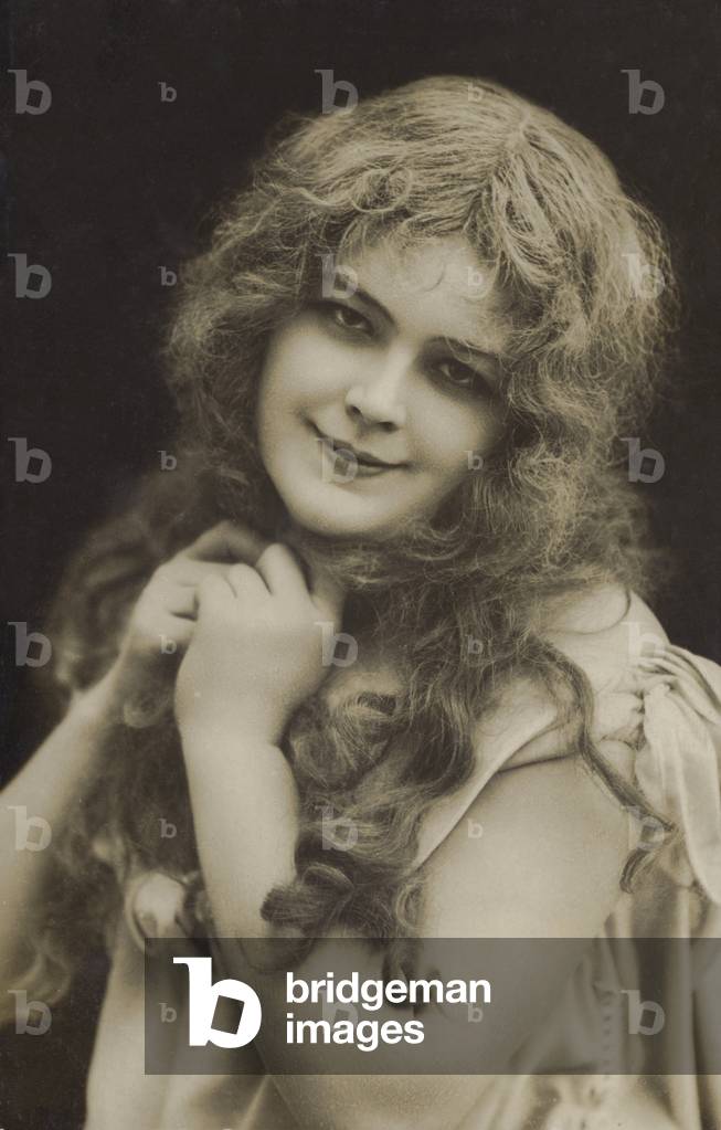 Smiling girl (photo)