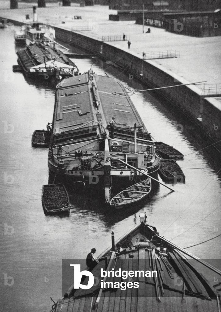 Dresden: Freightbarges; Elbzillen (b/w photo)