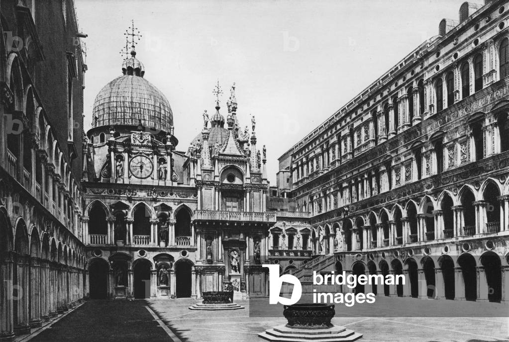 Venezia, Palazzo Ducale, Il Cortile (b/w photo)