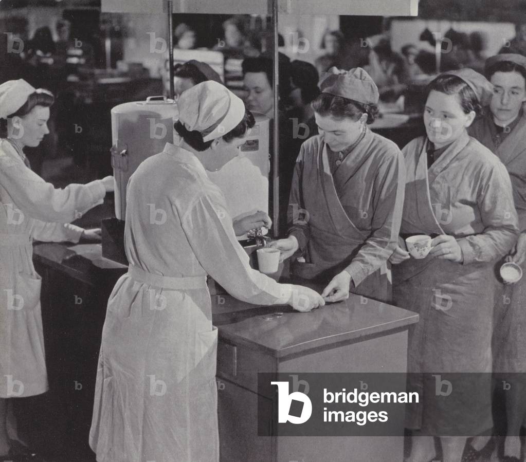 Tea for the workers, WW2 (b/w photo)