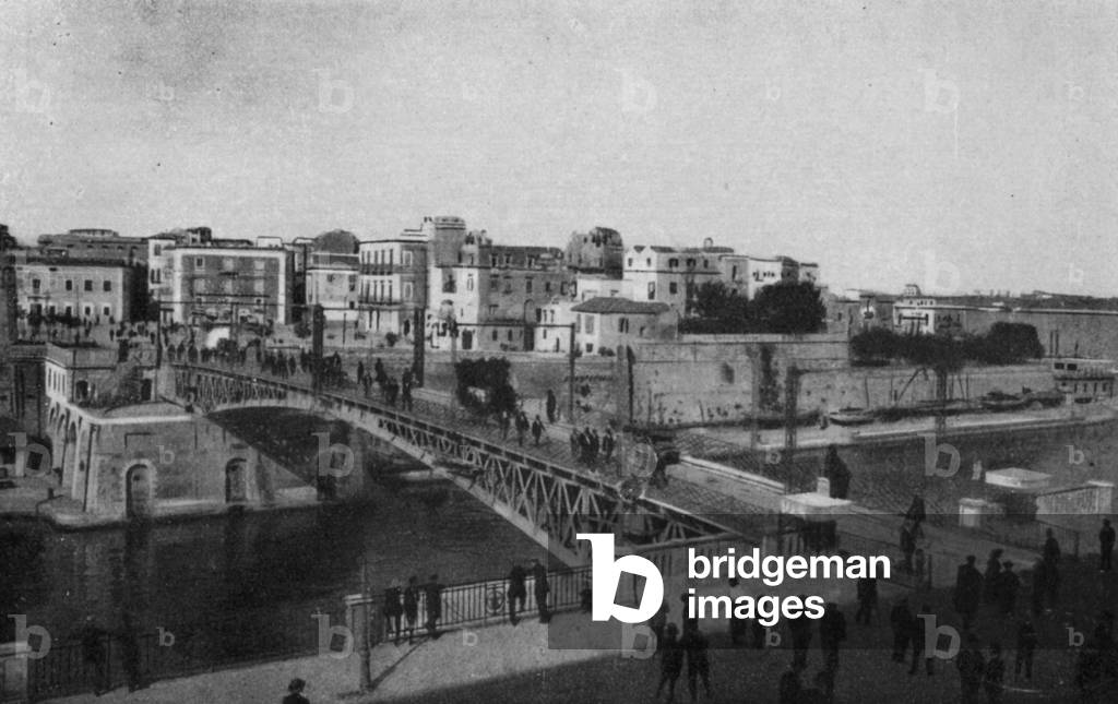Taranto, Ponte Girevole chiuso e Citta vecchia (b/w photo)