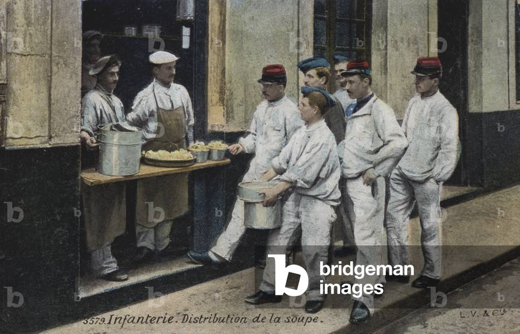 French infantrymen distributing soup (colour photo)
