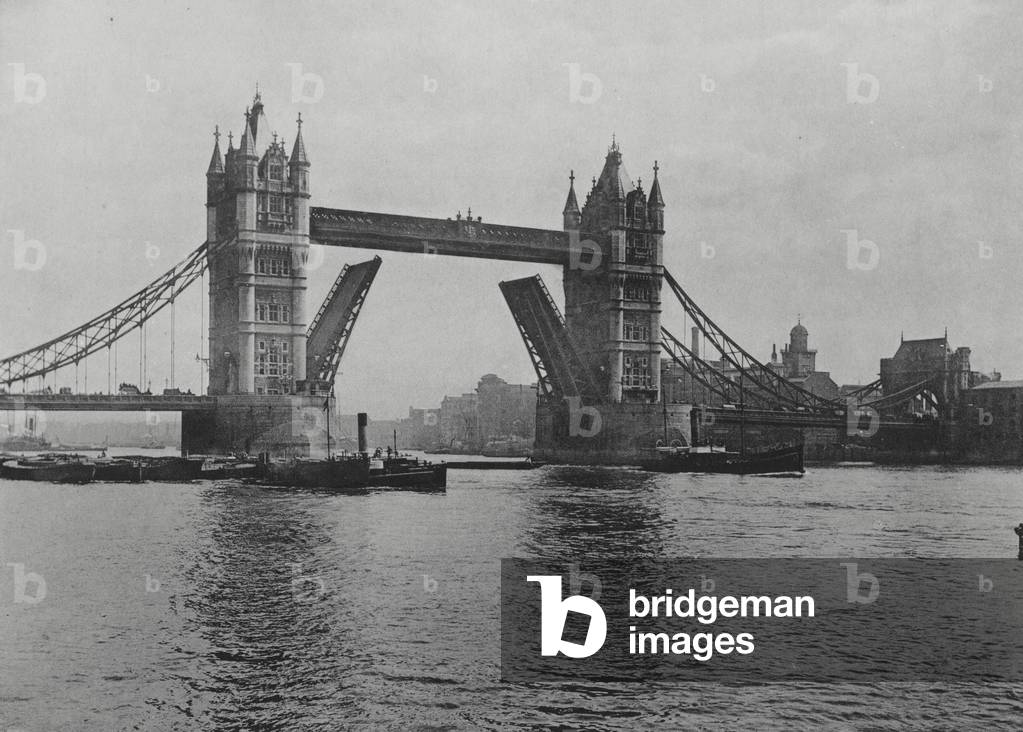 London: The Tower Bridge (b/w photo)