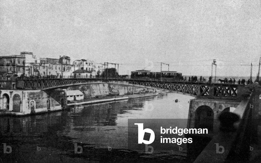 Taranto, Ponte girevole chiuso e citta vecchia (b/w photo)