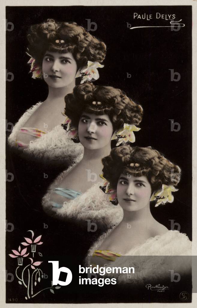 Three identical female heads (b/w photo)