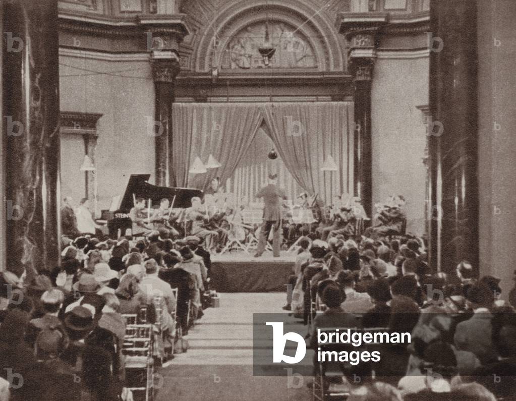Lunchtime concert at the National Gallery, London, during World War II (b/w photo)